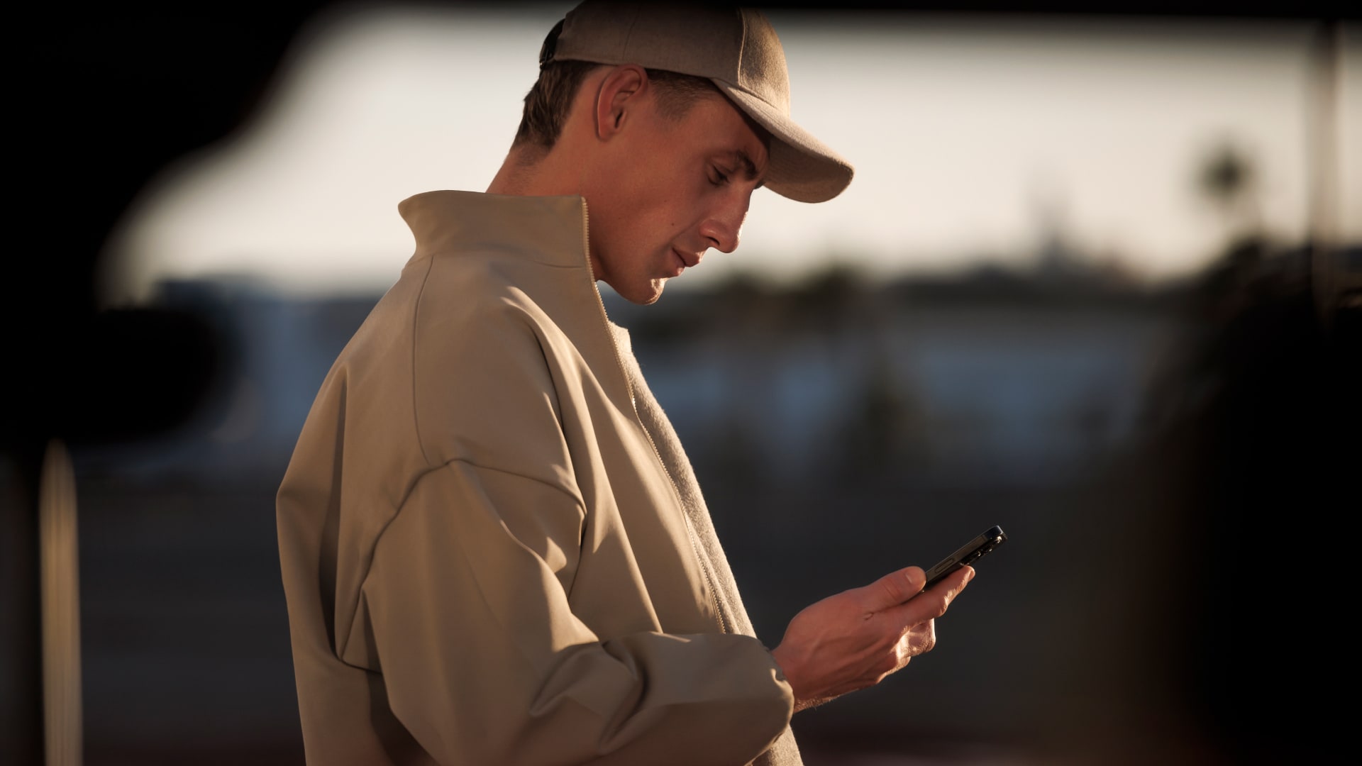 PEUGEOT 5008 man with smartphone