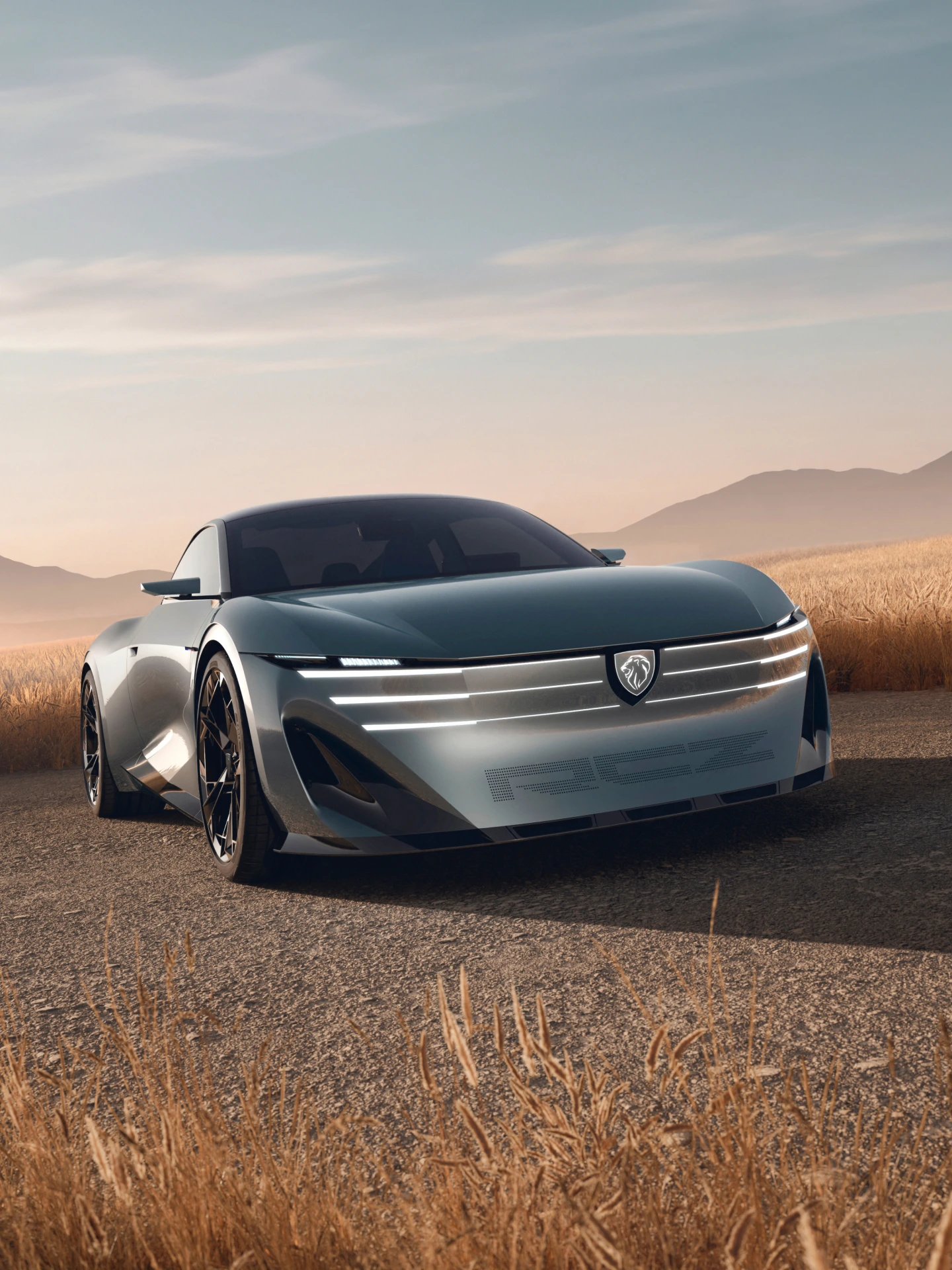 Kobieta stojąca przed samochodem koncepcyjnym PEUGEOT RCZ Vision