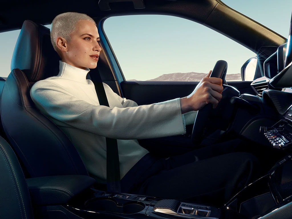 Nowy PEUGEOT E‑2008 – funkcje wspomagające prowadzenie