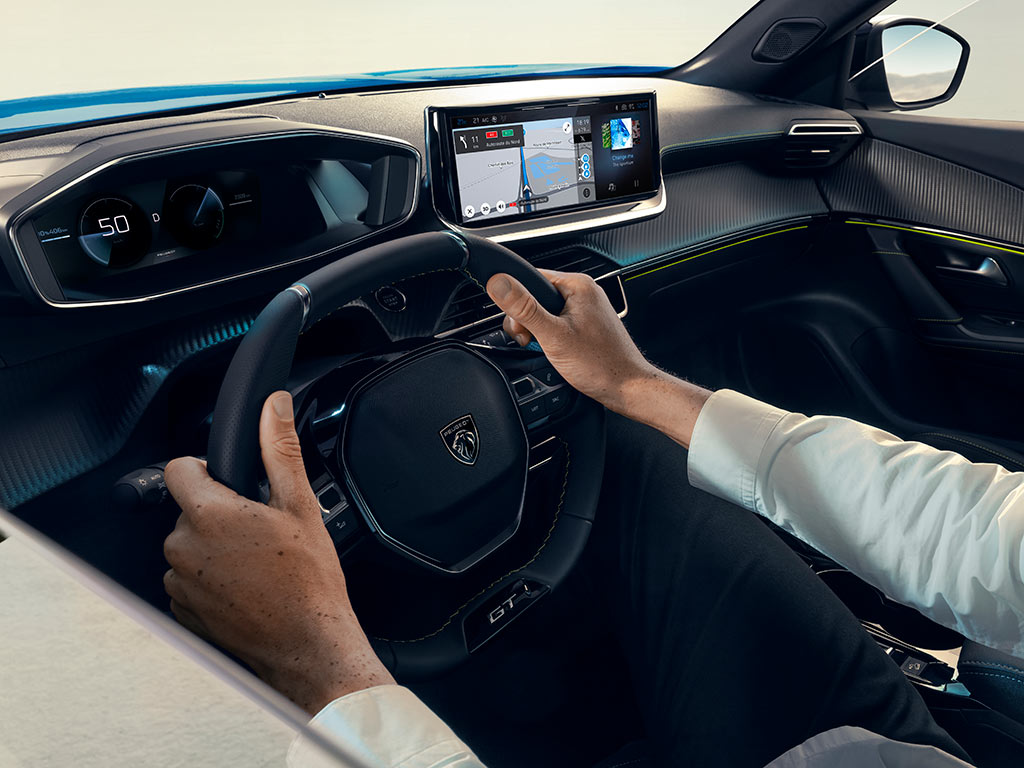 Nowy PEUGEOT E‑2008 – funkcje wspomagające prowadzenie