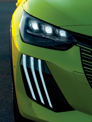 PEUGEOT 208 z napędem hybrydowym – światła przednie Full LED