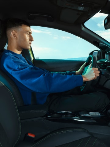 Mężczyzna za kierownicą PEUGEOT E‑208