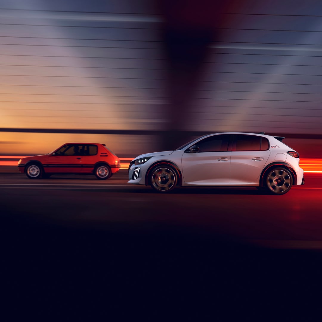 PEUGEOT 205 GTi i PEUGEOT E‑208 GTi jadące obok siebie