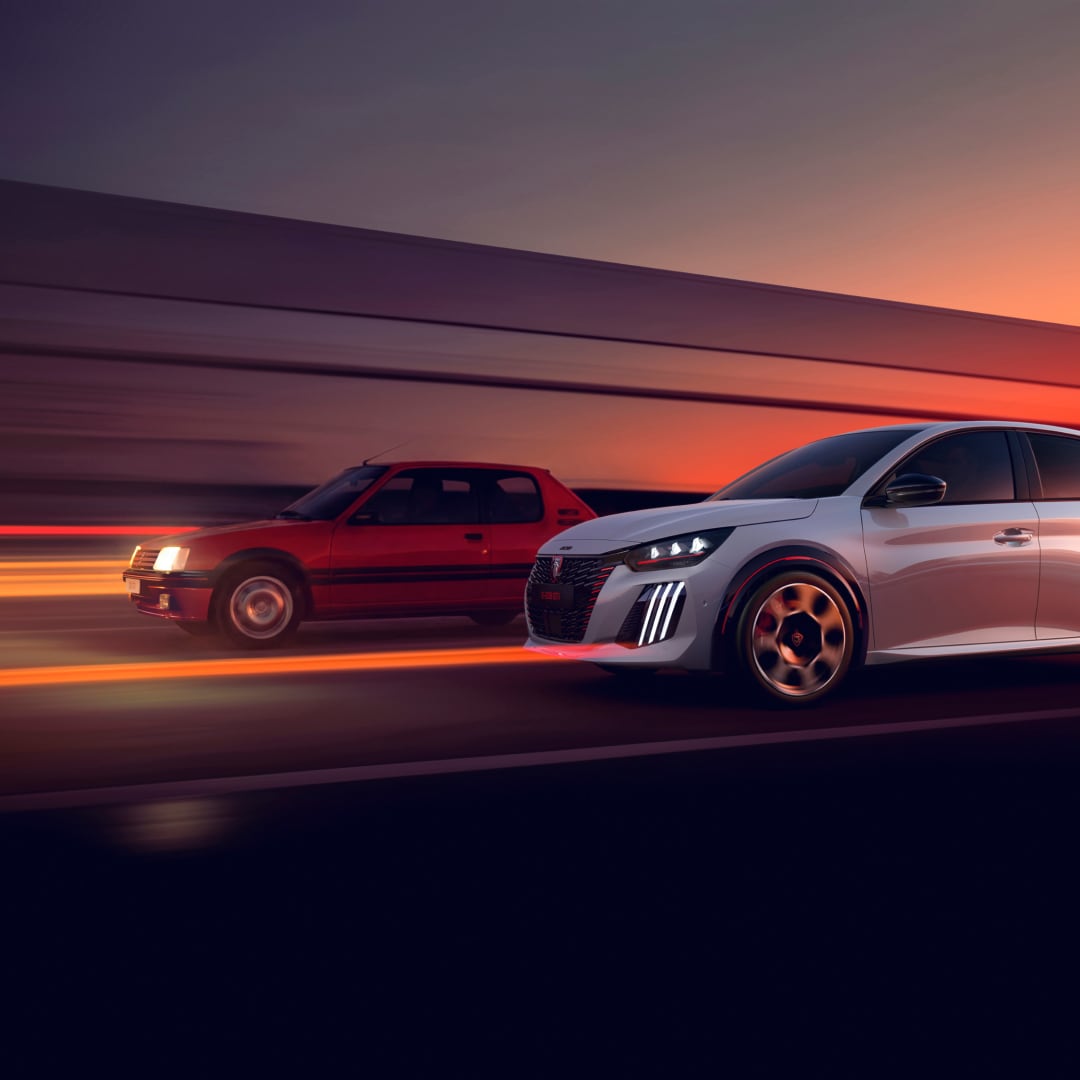 PEUGEOT 205 GTi i PEUGEOT E‑208 GTi jadące obok siebie