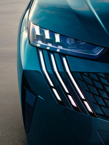 PEUGEOT E‑3008 – światła przednie w technologii Pixel LED