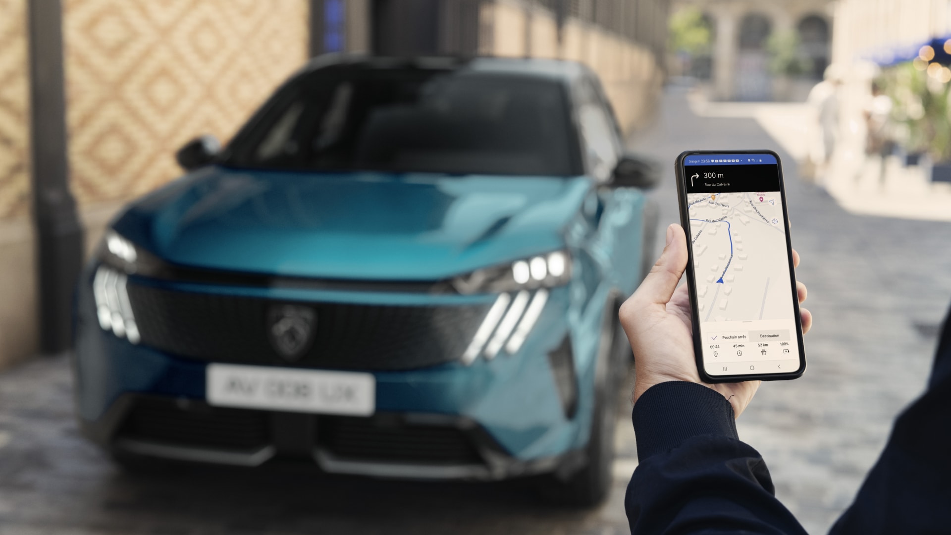 PEUGEOT E‑3008 – widok z przodu i aplikacja PEUGEOT
