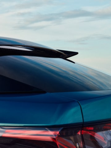 PEUGEOT E‑3008 Blue Obsession – „pływający” spojler