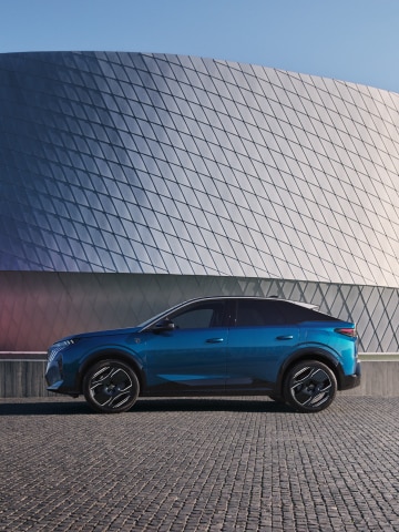 PEUGEOT E‑3008 Dual Motor Launch Edition – widok z profilu