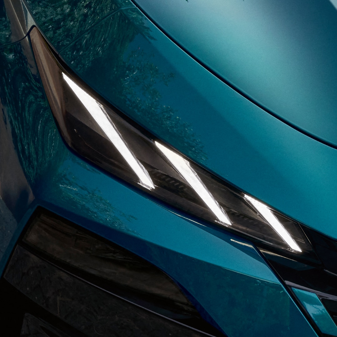 Nowy PEUGEOT E-308 – podświetlany emblemat