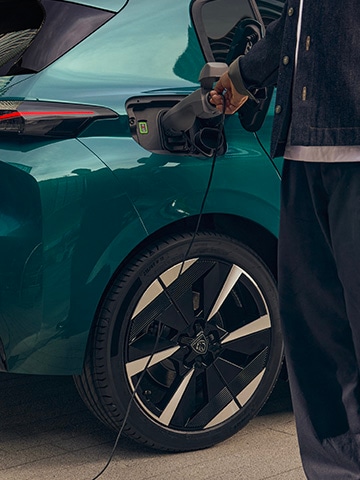 Nowy PEUGEOT E-308 z funkcją ładowania rowerów elektrycznych