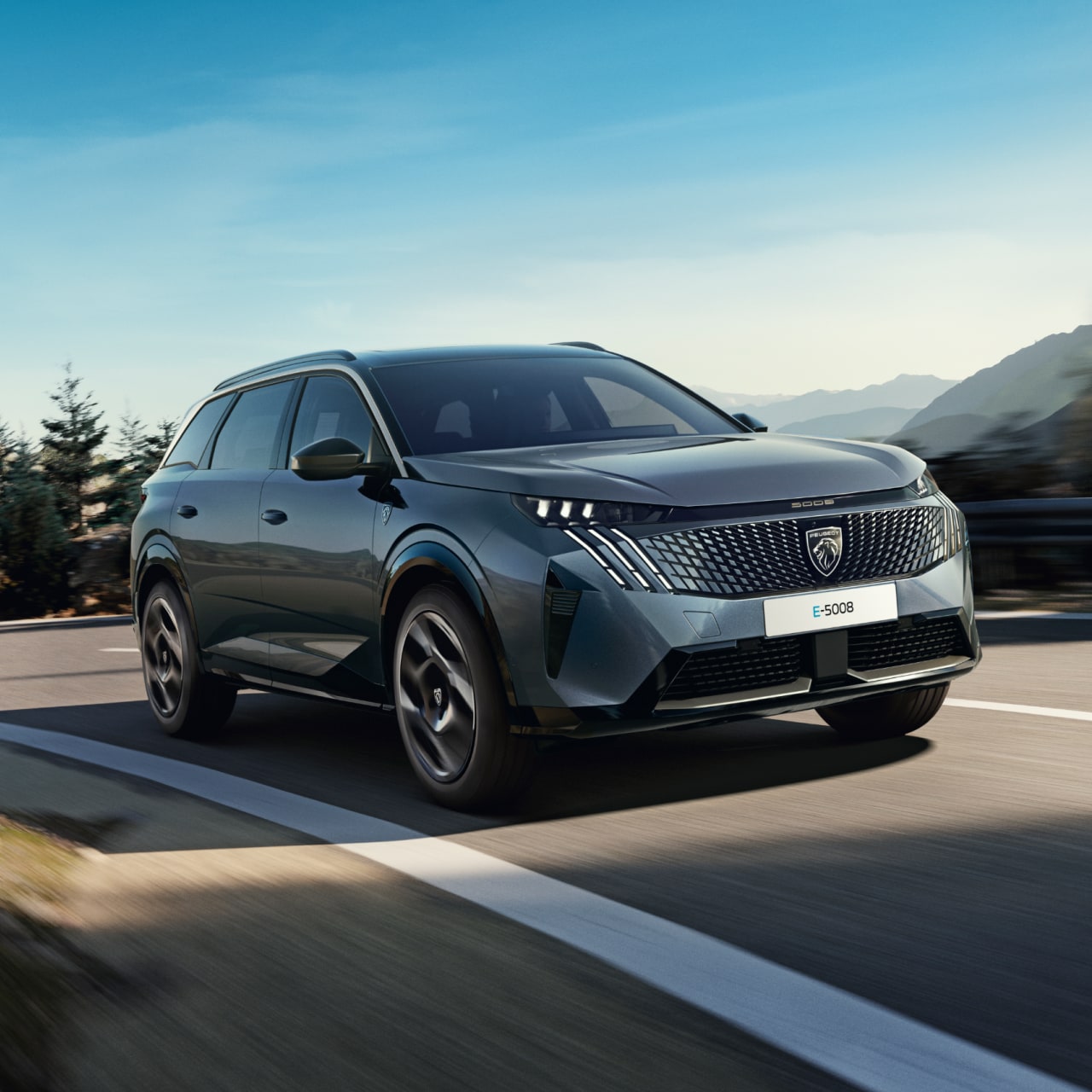 PEUGEOT E-5008 Dual Motor front view