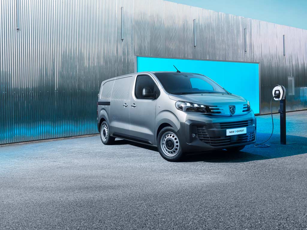 PEUGEOT E-EXPERT podłączony do stacji ładowania