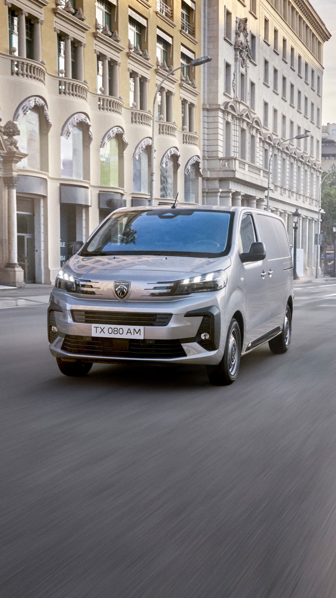 Furgon PEUGEOT EXPERT podczas jazdy po mieście – widok z przodu