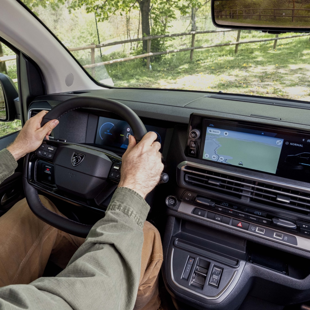 PEUGEOT E‑Expert – 10‑calowy centralny ekran dotykowy HD