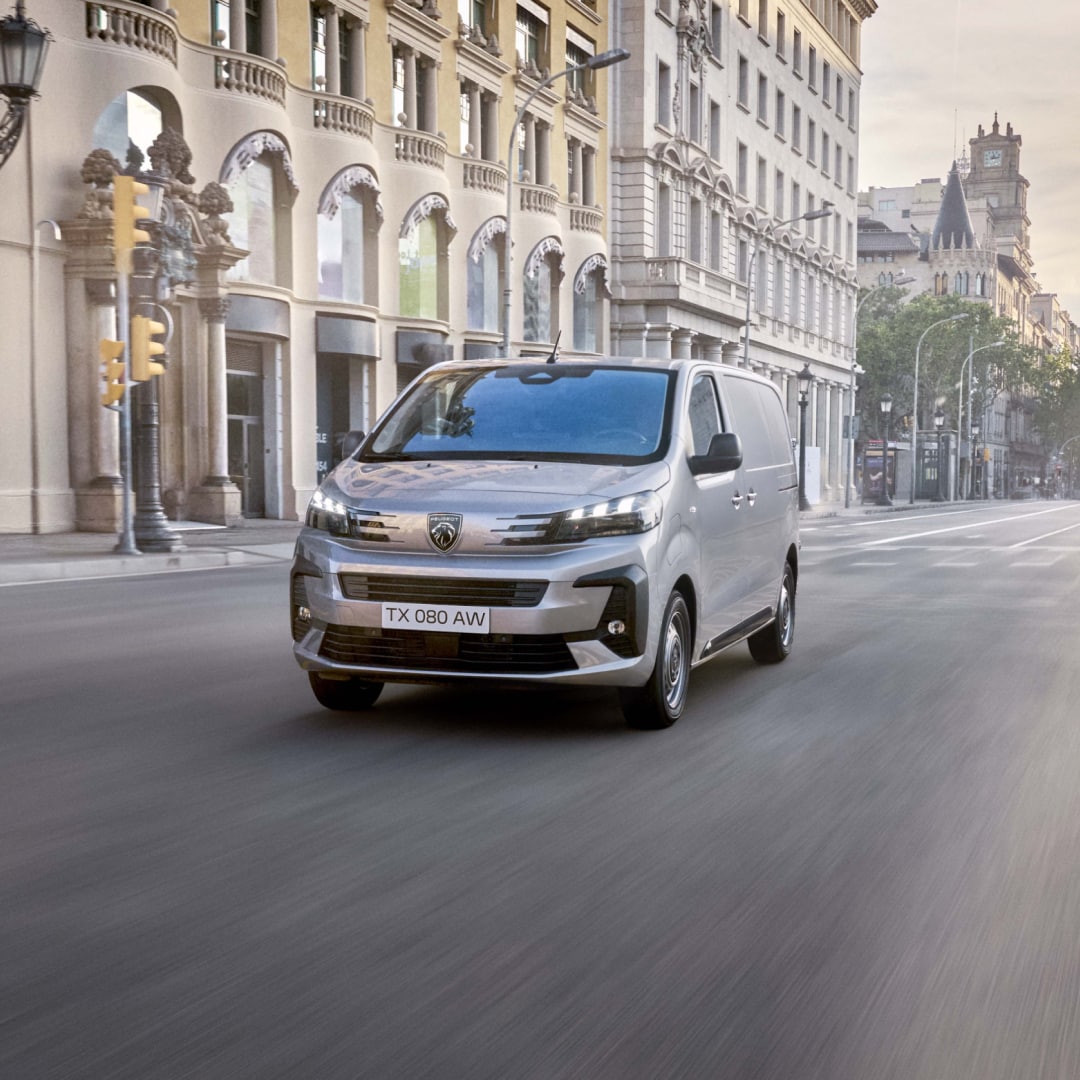 PEUGEOT E‑Expert podczas jazdy po mieście