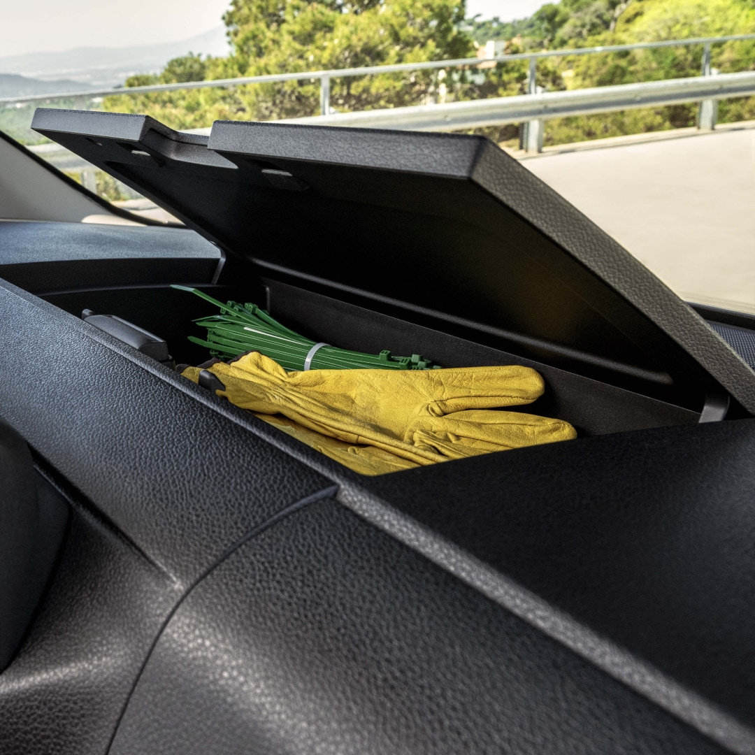 PEUGEOT E‑Expert – schowki we wnętrzu