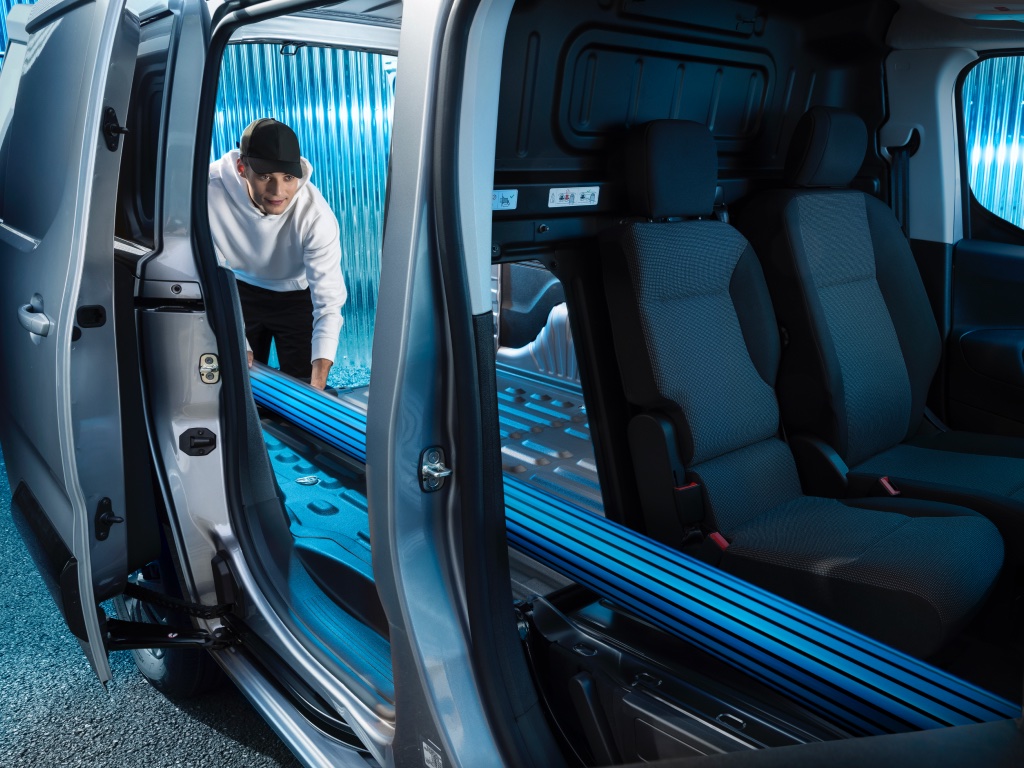 Nowy PEUGEOT E‑PARTNER – modułowa przestrzeń ładunkowa
