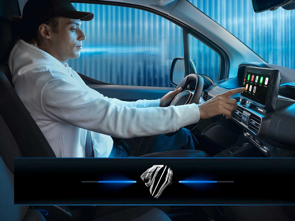 Mężczyzna prowadzi PEUGEOT E‑PARTNER