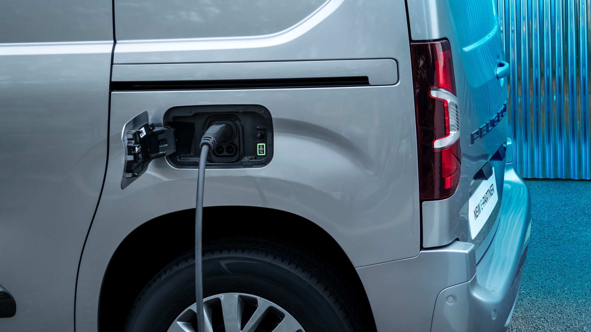 PEUGEOT E-Partner charging