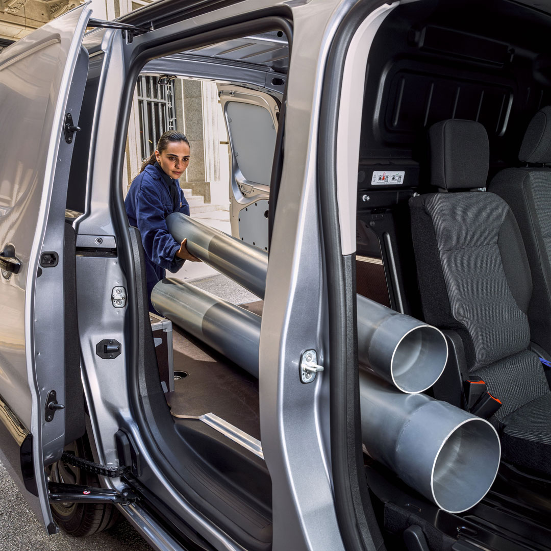 PEUGEOT Partner przewożący długie metalowe rury