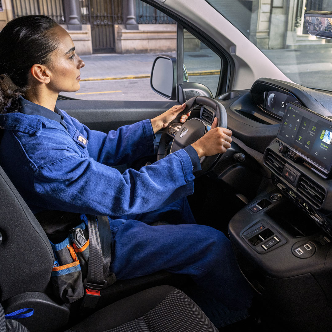 Kobieta prowadząca PEUGEOT Partner z 10 calowym ekranem PEUGEOT i-Cockpit®
