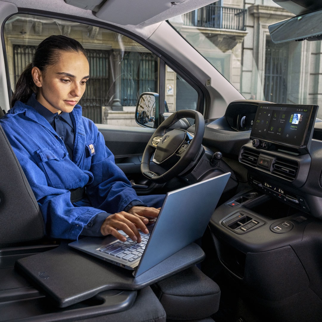 Pracująca kobieta wewnątrz PEUGEOT Partner
