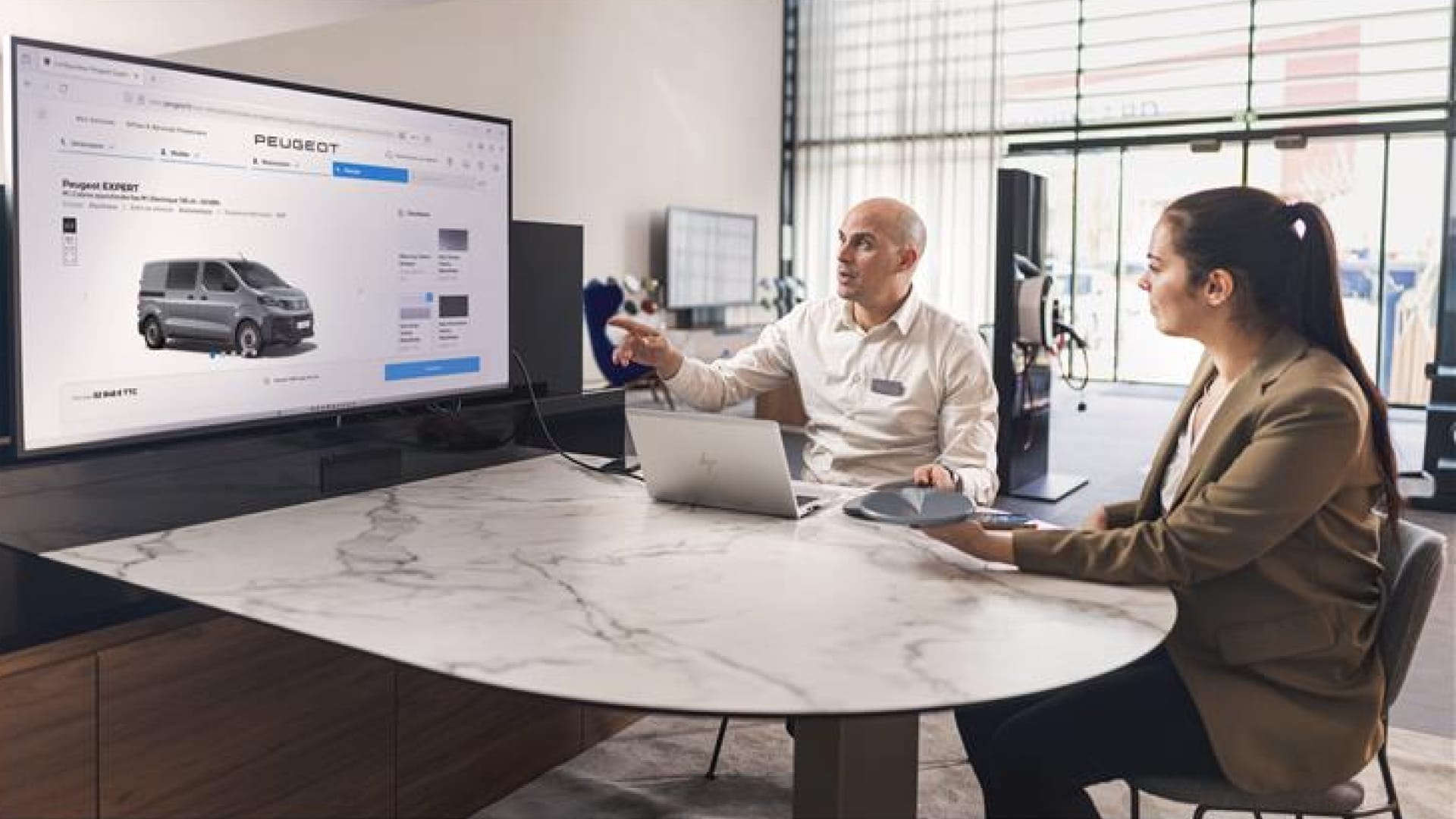 Ekspert z klientem w PEUGEOT Business Center
